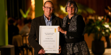 Dr Mike Currie awarded 2026 Kiwifruit Innovation Award